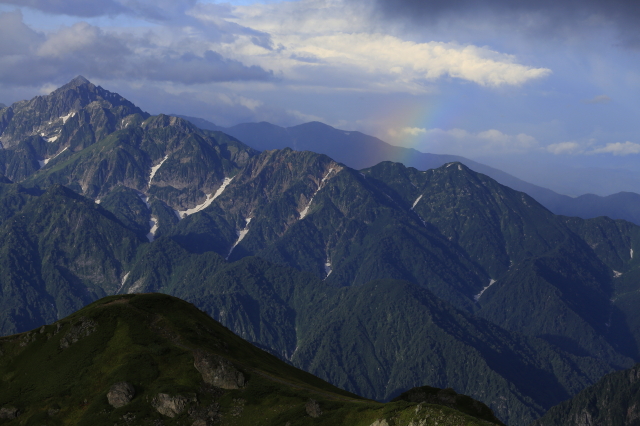 今朝は天候回復時折晴れ間も出ています。剣岳の横にはほんの少しだけ虹が見れました。