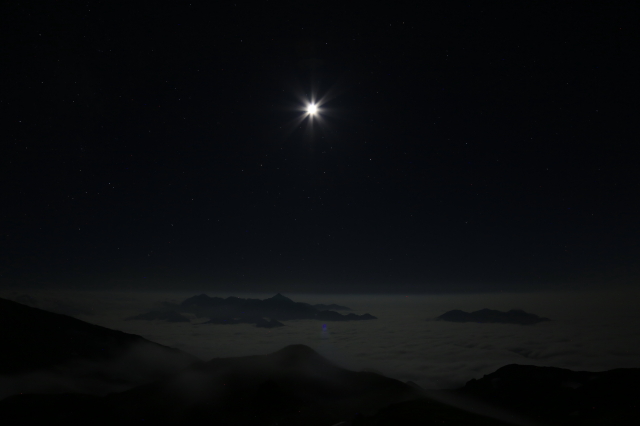 剣・立山連峰と毛勝三山が雲海に浮かぶさまや時折霧が流れていくのを月明かりが照らし出してくれて印象的な光景でした。