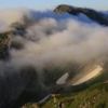 白馬鑓に流れ込んむ滝雲　