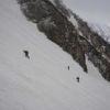 小雪渓・葱っ平と雪の急斜面の下りになっていて、滑落要注意箇所になります。強風のため登ってくる人達も強風がくるたびに姿勢を低くしてふんばっていました。