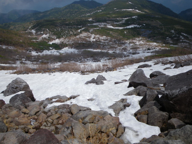 白馬乗鞍岳の雪渓状況を上部より天狗原方面への状況です。すでに登山道の岩が出ています。昨年より１ヶ月ほど早い雪解け状況です。