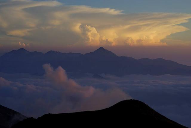夕方、剣・立山連峰の上空に雄大な入道雲が現れ、夏らしい夕暮れになりました。皆さんこの光景に見とれていました。