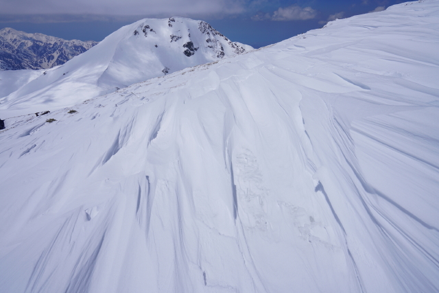 白馬山荘から少し登ると雪山の造形美、強風の置き土産のシュカブラを見ることができました。その上を歩くのがもったいないほどの見事な造形でした。