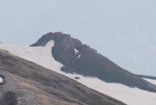 白馬山荘から南の丸山のすぐ右の岩に「トノ」と読める雪形(ゆきがた)ができていました。