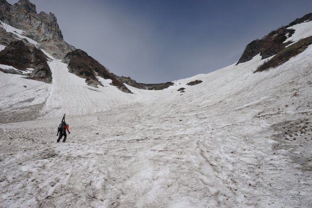 葱っ平～小雪渓は雪の傾斜がかなり急です。下山時は滑落に十分注意。雪が氷状の時にはかなり危険です。軽アイゼンやチェーンアイゼンではなく爪数の多いアイゼンの用意を。