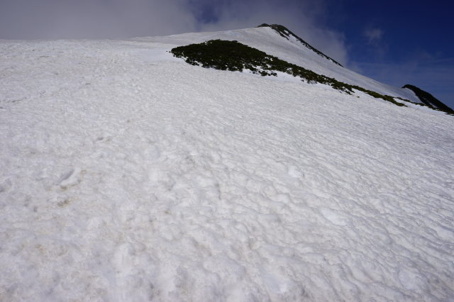 9-小蓮華山通過後に距離が長く雪が残る箇所を振り返り白馬大池側から見たところ.