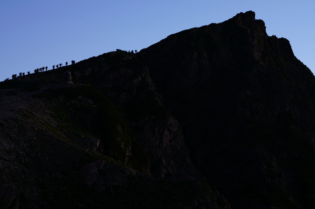 久々の快晴の朝は、早朝から白馬岳頂上を目指す登山者の列ができました。　