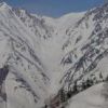 大雪渓を入山時ヘリコプター上から俯瞰して見るかぎりは、大規模な雪崩跡（デブリ）があり登山者はそれを避けて杓子側に迂回して下山していました。