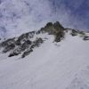 葱っ平付近から見上げた杓子岳　気温上昇に伴って雪の塊があちこちから転げ落ちてきていました。雪崩の兆し！要注意です