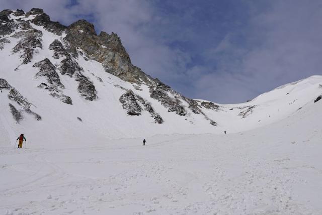 GW最終日、日帰りの登山者・スキーヤーが大雪渓を登っていきます。葱っ平・小雪渓付近はメイストームで降り積もった新雪でもぐって大変そうでした。