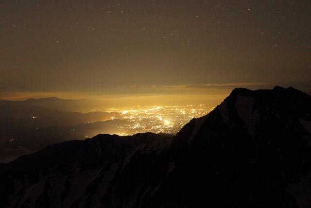 杓子岳越しに山麓の白馬村から松本方面の夜景がとてもきれいに見えていました。