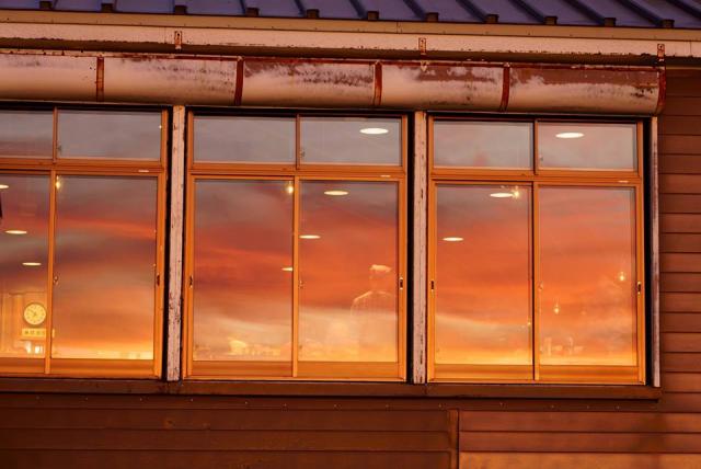 久々の夕日　スカイプラザの窓が真っ赤に染まった雲を映しました。