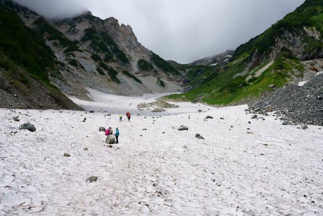 白馬大雪渓は現在上部が秋道ルートになっていて最盛期ほどは雪の上を通りませんが、雪が硬めなので必ずアイゼンを付けて下さい。それと落石には気を付けて下さいね。
