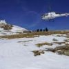 ヘリコプターから降り立ったスタッフと白馬岳頂上と貞逸碑