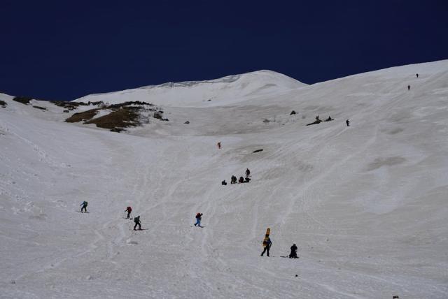 天気に誘われて、登山者やスキーヤーなど40名ほど登っていました。気温が上がり雪がザクザクになっていて、膝までもぐるところもありました。