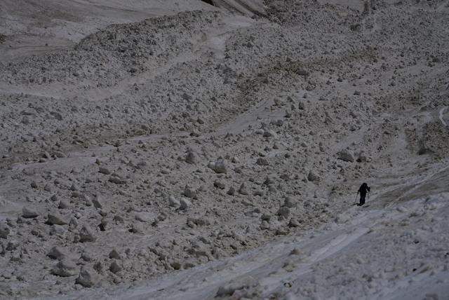 今年はの大雪渓はあれ気味。下部の大規模なデブリは凄まじい限りです
