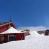 暖かくなってきたとはいえまだ小屋周りは雪で埋もれています。もうしばらくはスキーも楽しめそうです。