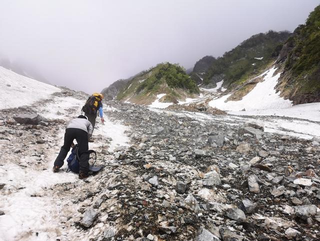 先日、大雪渓で大きな崩落がありました。本来の雪渓上のルートよりも杓子寄り(登りの際は右側)の雪渓上を歩いて頂くことになります。