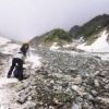 先日、大雪渓で大きな崩落がありました。本来の雪渓上のルートよりも杓子寄り(登りの際は右側)の雪渓上を歩いて頂くことになります。