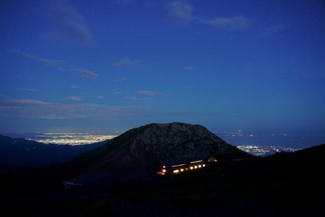 日の出前の静かな時間　山荘の灯り越しに富山側の街の灯りがきれいに見えました。