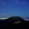 日の出前の静かな時間　山荘の灯り越しに富山側の街の灯りがきれいに見えました。