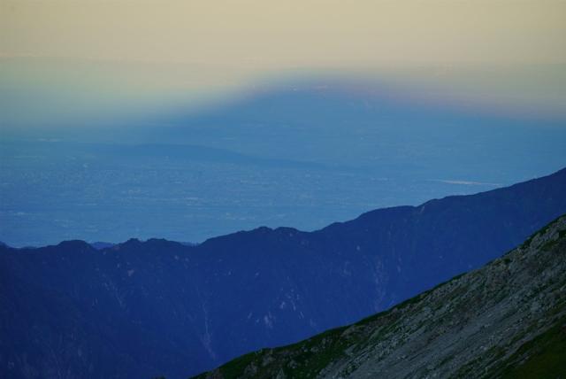 ご来光のあと、富山市内に巨大な山の影が「影白馬」を作りました。