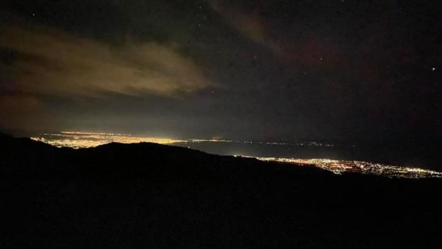 白馬岳頂上からの夜景です。富山湾に沿って湾曲した街の明かりがよく分かります。