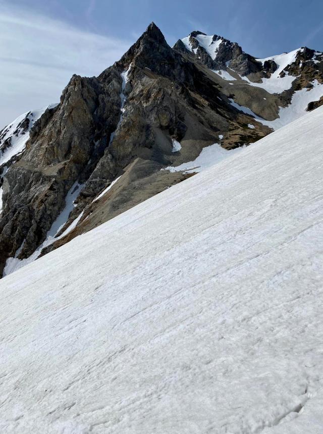 小雪渓と杓子岳　小雪渓付近は急傾斜のため例年滑落注意。特に下りは慎重に