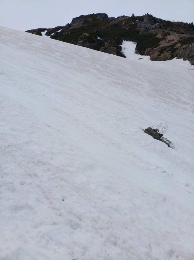 「小雪渓」慎重に通過してください。　急傾斜です。