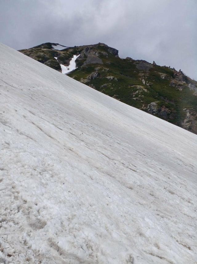 小雪渓は慎重に！まだトラバースできるように雪切りしていません。急傾斜で雪が硬いこともあります。アイゼンピッケル必要。