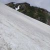 小雪渓は慎重に！まだトラバースできるように雪切りしていません。急傾斜で雪が硬いこともあります。アイゼンピッケル必要。