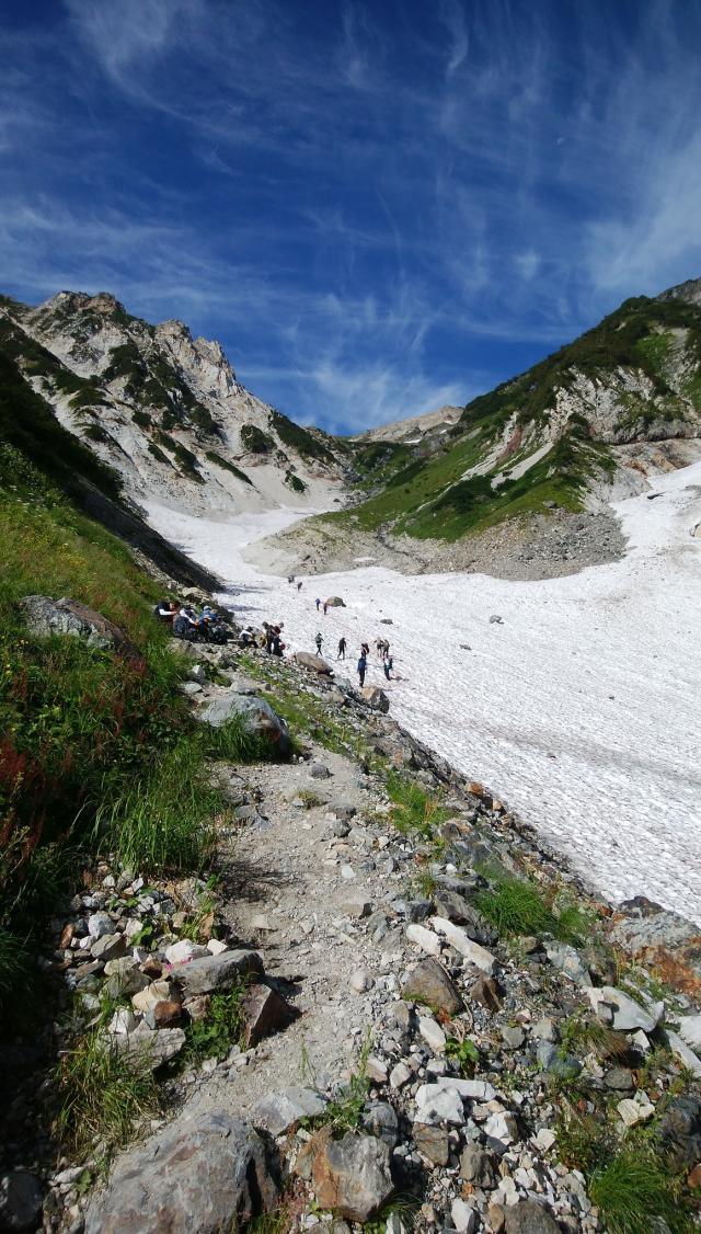 秋道上部から最後の雪渓横断部分