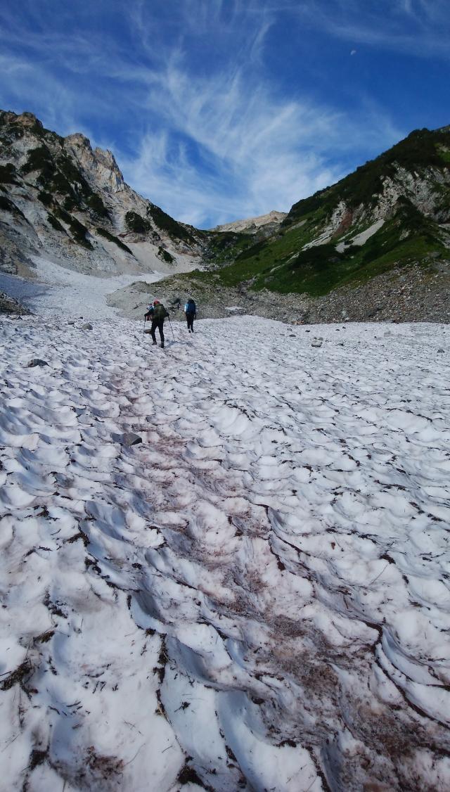 雪渓上はスプーンカットで階段状になっており、比較的歩きやすいです。下る時は滑りやすいのでアイゼンあると安心