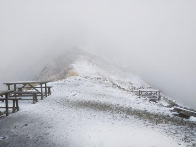10月6日(木)13:20現在　五竜岳山荘より降雪＆積雪しています　気温 : 4℃