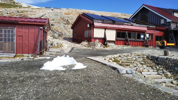 10月11日時点での白馬山荘周辺の様子です。先週降った雪はほとんど消えてなくなりました。