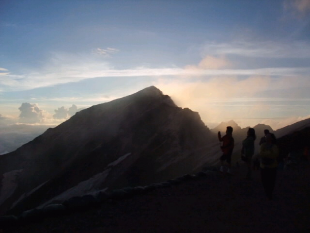 夕日の頃、唐松岳頂上山荘から。風でガスが飛んでやっと山頂が見えて来ました 