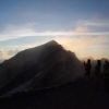 夕日の頃、唐松岳頂上山荘から。風でガスが飛んでやっと山頂が見えて来ました 