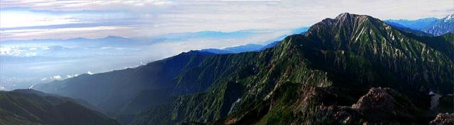 唐松岳頂上山荘横の牛首　稜線の登山道上から眺める五竜岳と遠見尾根です。
29日は山麓の白馬村まで見渡すことができました。 