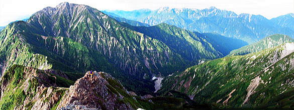 牛首より五竜岳へと続く登山道、立山連峰と剱岳の眺望です 