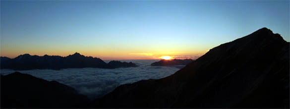 美しい雲海と沈みゆく夕陽　山荘前より眺める夕暮れ 