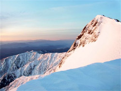 朝日に輝く新雪纏う稜線。唐松山荘横から遠見尾根と牛首に続く稜線。