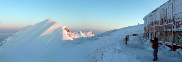 唐松岳頂上山荘と唐松岳。美しい朝焼けの稜線。日中には気温が上がり、稜線の雪庇が緩むで注意。