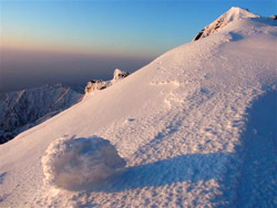 稜線にて。唐松岳頂上山荘南側より牛首へと向かう雪の斜面です。雪庇に注意。