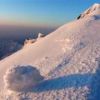 稜線にて。唐松岳頂上山荘南側より牛首へと向かう雪の斜面です。雪庇に注意。