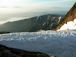 稜線の残雪と遠見尾根の眺望。山荘南側　稜線の残雪です。