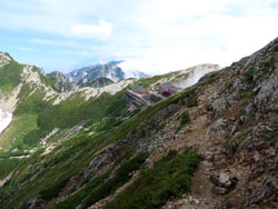 唐松岳頂上山荘です。牛首稜線の登山道上からの眺め