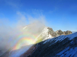唐松岳と彩雲です。陽光があたり、美しい彩雲が現れました。初冠雪の唐松岳です。
