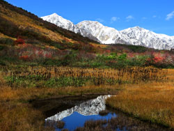 鎌池に映る鑓ケ岳・杓子岳。黒菱平・鎌池湿原より眺める美しい三段紅葉です。