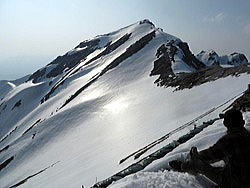 雪面輝く唐松岳　快晴の日が続いています。山々の残雪は照り、目映い光が満ちています　