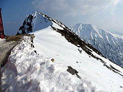 牛首と五竜岳　山荘周辺の除雪を進めています